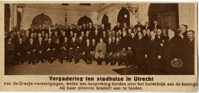 601618 Groepsportret van leden van Oranje verenigingen ter vergadering bijeen in het Stadhuis (Stadhuisbrug 1) te ...